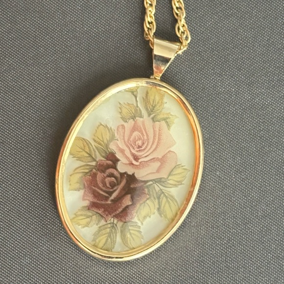 Vintage Rose Pendant Necklace, 23 inch gold tone chain with flower cameo pendant - Picture 5 of 5